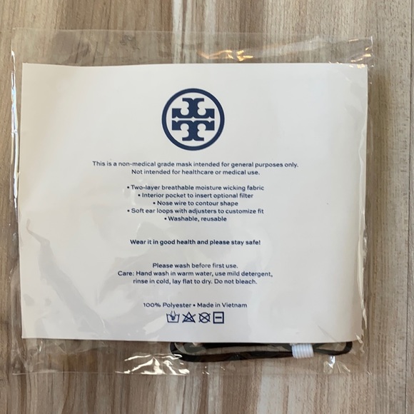 ❤️ Tory Burch Printed Face Mask New - Picture 2 of 3